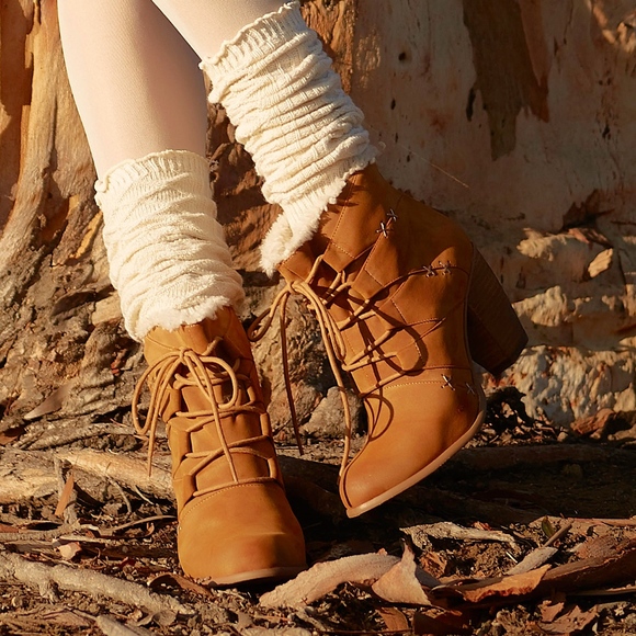 NWT tan winter heeled bootie - Picture 3 of 4